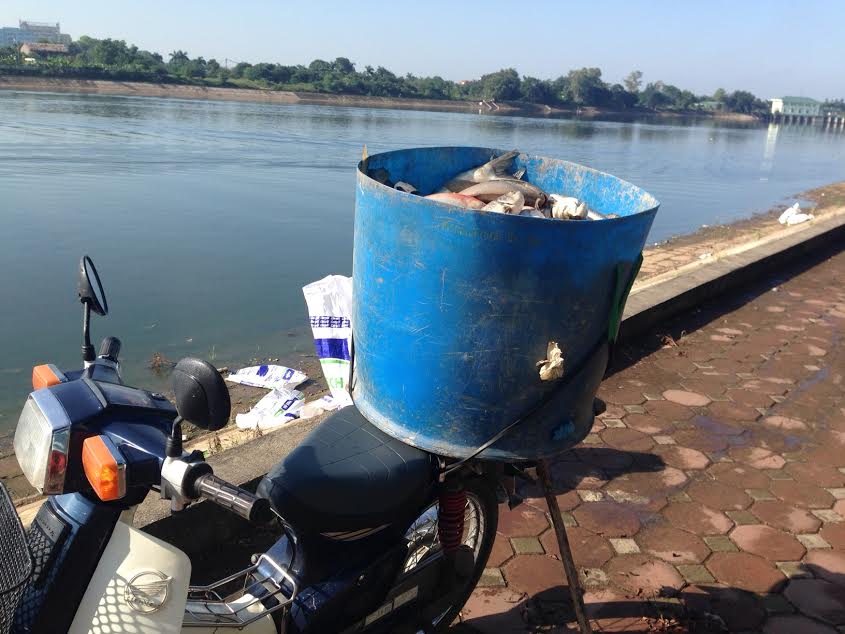 Rồi đổ vào chiếc thùng lớn đã bộc sẵn trên xe máy