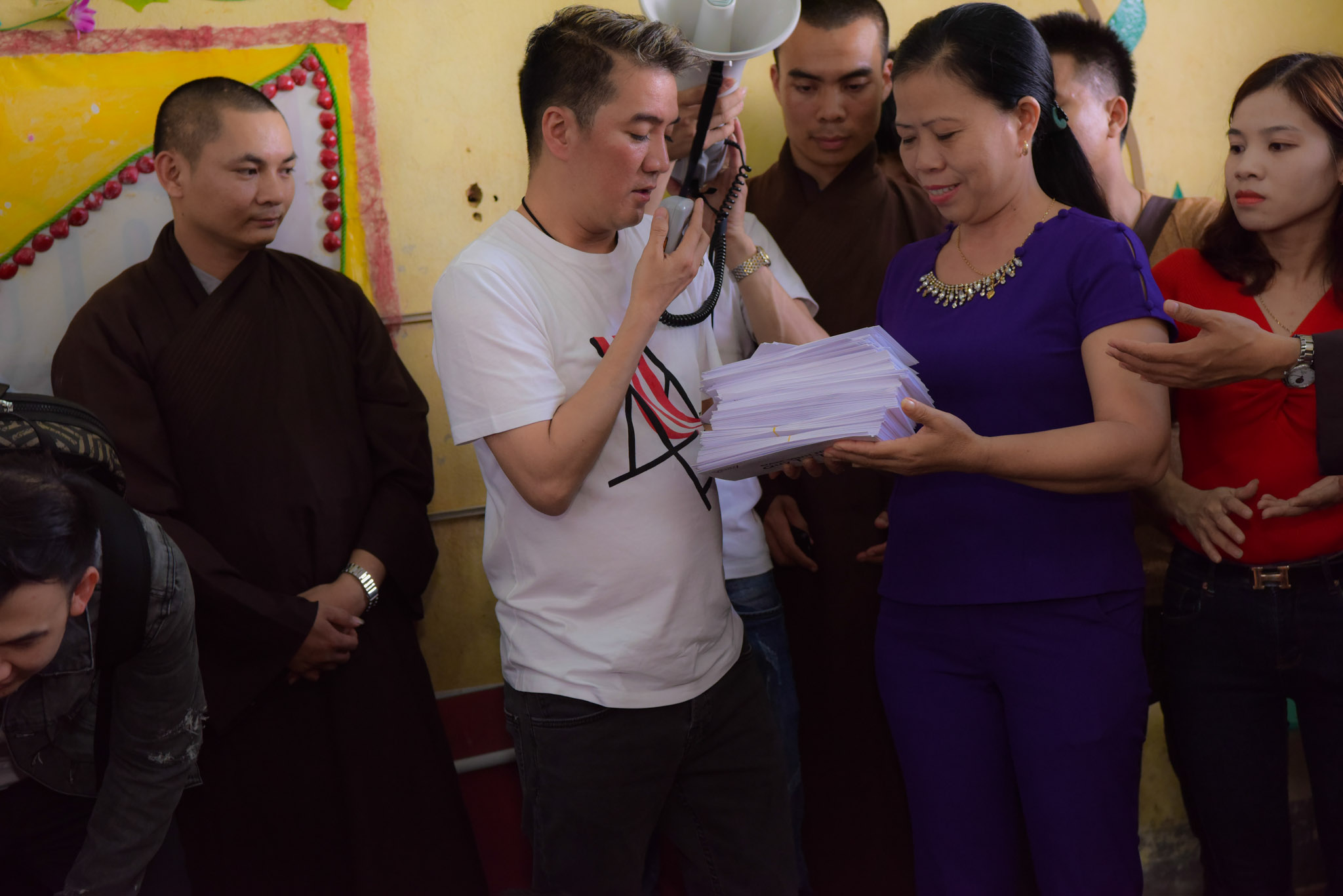 Nhiều món quà ý nghĩa được Mr. Đàm tặng cho người dân