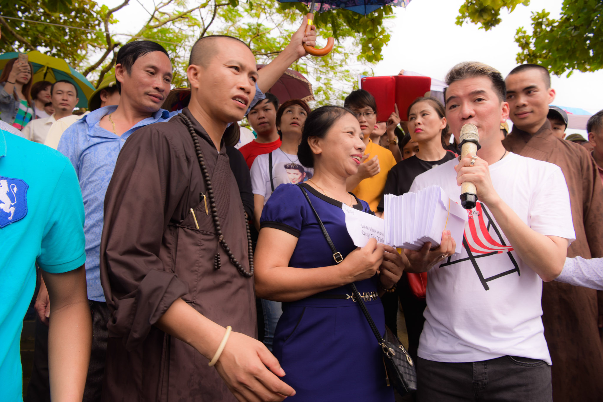 Mr.Đàm xúc động trong vòng tay yêu thương của người dân Hà Tĩnh