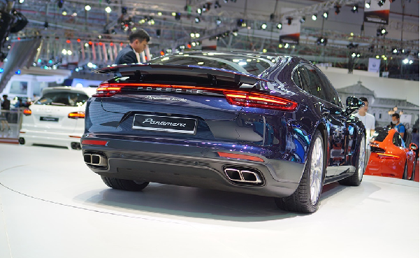 Porsche Panamera 2017 có giá bán 10,7 tỷ đồng tại Việt Nam