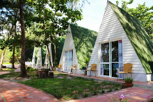 Bungalow tại Camping Côn Đảo. Bạn sẽ chỉ phải trả 600.000 đồng/phòng/đêm cho 1 phòng nghỉ 2 giường hướng vườn. Bạn có cả bãi biển trước mặt với hàng cây và cát trắng để tắm, chụp ảnh tùy ý muốn.
