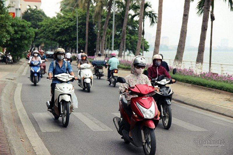 Dòng người đi ngang Hồ Tây sáng nay nhiều người mặc áo khoác, bịt kín mặt khi gió mùa về