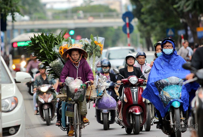 Có người cẩn thận mặc áo mưa cho ấm