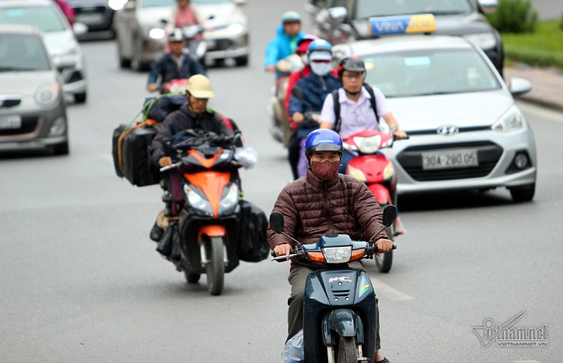 Chớm lạnh, người Hà Nội đã khoác áo ấm ra phố