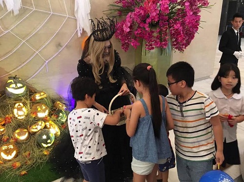 Nhận kẹo từ các phù thủy.