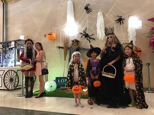 Nhiều em nhỏ được bố mẹ mua cho đồ hóa trang và mặc khi đi đến lễ hội Halloween tại đây.