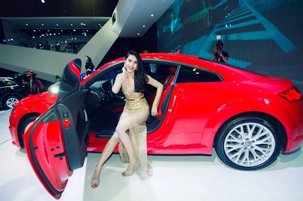 Ca sỹ Thủy tiên bên mẫu Audi TT