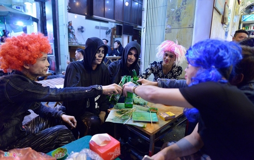 Nhóm thanh niên hẹn nhau lúc 21h để uống bia trong hình hài đậm chất Halloween.