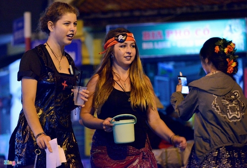 Một vài nữ du khách khác chỉ diện trang phục Halloween nhẹ nhàng và tìm đến điểm vui chơi ở phố cổ ăn uống.