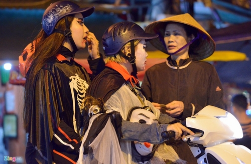 31/10 mới chính thức là Halloween nhưng đêm 30/10 là ngày chủ nhật, phố Tây Hà Nội có rất đông du khách hưởng ứng ngày hội này sớm. Lúc 0h, vẫn còn nhiều người đổ về các phố Tạ Hiện, Đào Duy Từ, Lương Ngọc Quyến vui chơi.