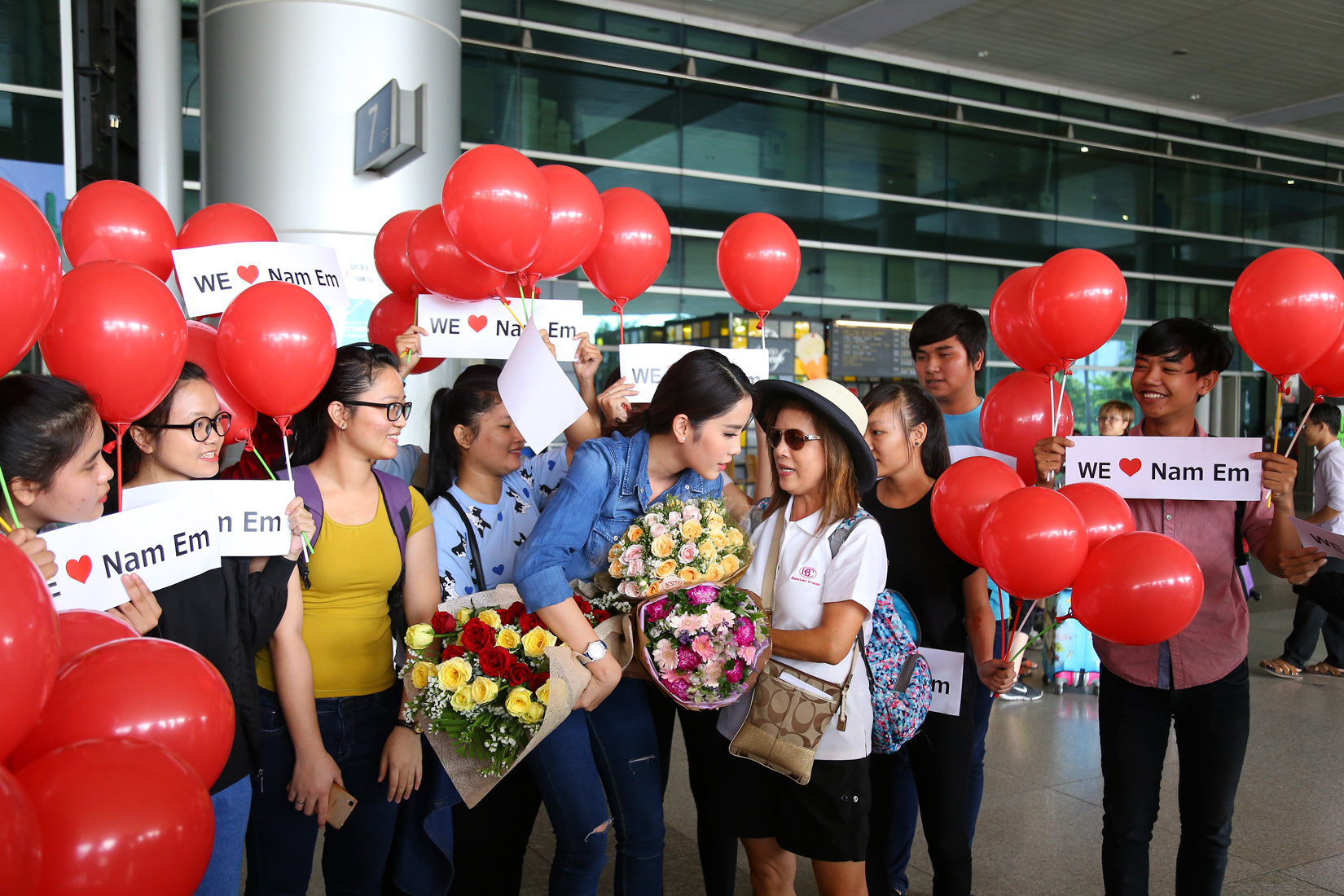 Sau sự cố phiên dịch trong đêm chung kết, Nam Em cũng chia sẻ cô không trách móc gì người phiên dịch. Bởi sân khấu quá lớn, không gian quá rộng nên áp lực về tâm lý là điều không thể tránh khỏi. Theo tiết lộ của Nam Em, sau sự cố phần thi ứng xử, nhiều người đẹp và các thành viên ban tổ chức cũng đến an ủi và động viên Nam Em. Chính vì thế, người đẹp đã nhanh chóng lấy lại tinh thần và giữ được nụ cười thường trực.
