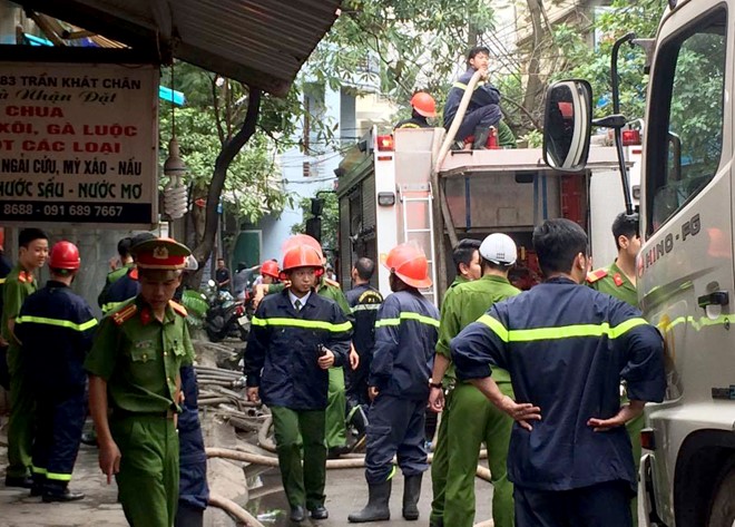 Lực lượng chức tiếp cận hiện trường vụ cháy. Ảnh: 