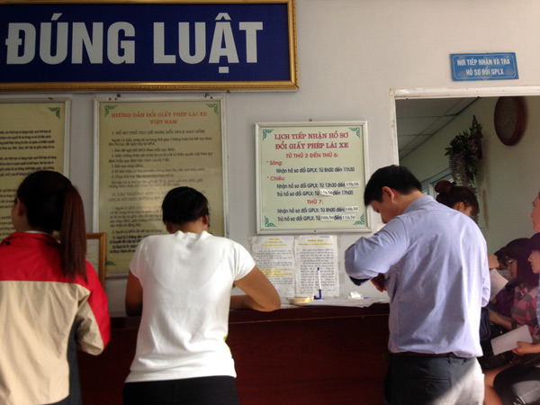 Chưa hết hạn đã phải đổi giấy phép lái xe, lại bị 'cò' lừa