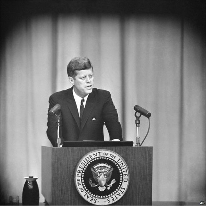 Năm 1962, Fidel Castro đứng trước thử thách to lớn, khi Tổng thống Mỹ lúc bấy giờ là Kennedy cảnh báo sẽ xóa bỏ hệ thống tên lửa Liên Xô tại Cuba.