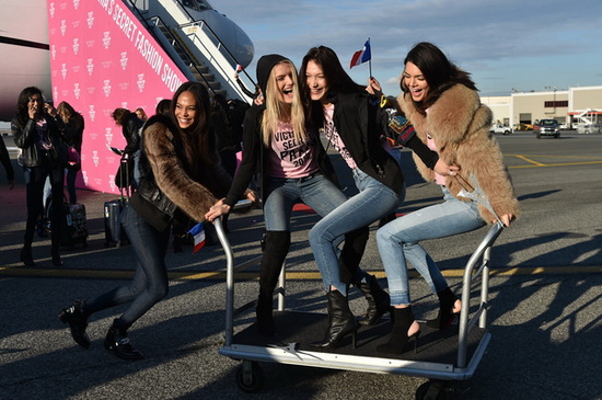 Lily Donaldson, Kendall Jenner, Joan Smalls, Bella Hadid tinh nghịch bên nhau
