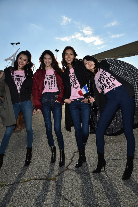 4 chân dài châu Á góp mặt trong show diễn năm này gồm: Liu Wen, Sui He, Xiao Wen và Ju Ming Xi
