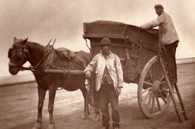 Hai người đàn ông làm công việc thu gom rác lọt vào ống kính của nhiếp ảnh gia John Thompson. Theo mô tả của nhà báo Smith, những người này rất 
