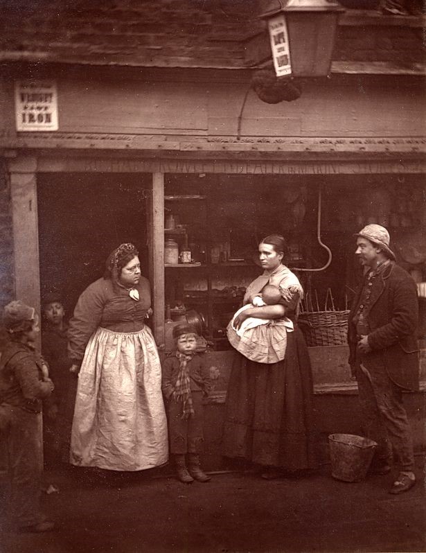 Trong ảnh là những người nghèo bị ảnh hưởng bởi trận lụt ở vùng Lambeth vào năm 1877. Triều cường sông Thames gây ra những trận lụt lớn nhỏ hàng năm.