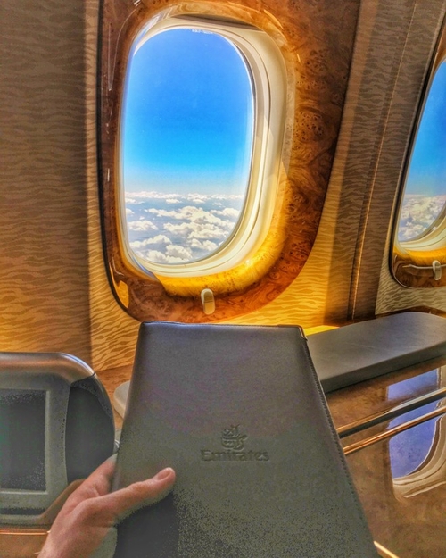 Khung cửa sổ làm bằng gỗ bóng loáng với viền bằng vàng. Khoang hạng nhất trên máy bay Airbus A380 của hãng chỉ có 14 chỗ. Ảnh: Owen. S.  