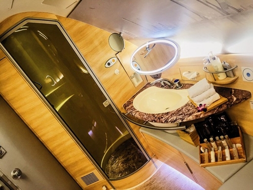 Hành khách cũng có thể tắm gội và sử dụng dịch vụ spa. Khi quay trở lại chỗ ngồi, họ sẽ được phục vụ trái cây cùng mật ong. Ảnh: Owen. S.  