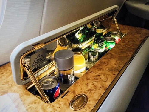 Một minibar tự động phục vụ các loại đồ uống nhẹ. Ảnh: Owen. S.  