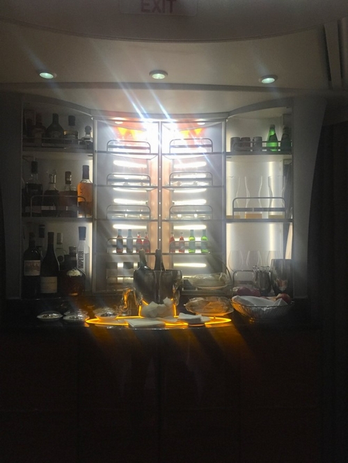 Loại rượu đắt nhất mà quầy bar phục vụ là Hennessy Paradis với giá khoảng 730 USD mỗi chai. Ảnh: Owen. S.  