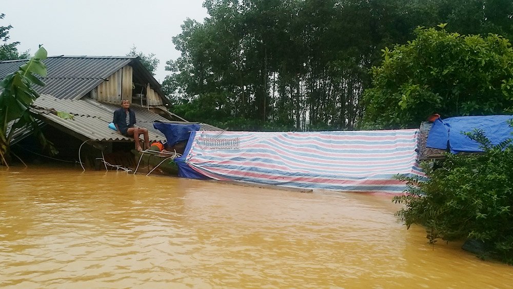 Xã Hương Thủy, huyện Hương Khê (Hà Tĩnh), nhà dân ngập tới nóc