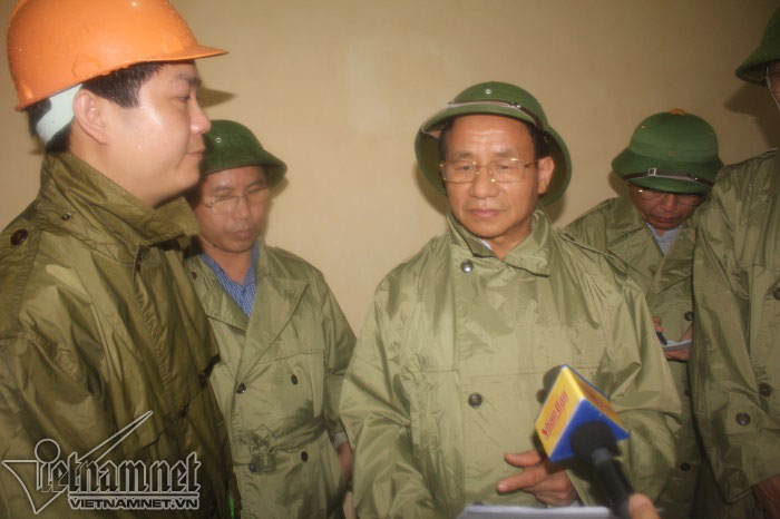 Ông Lê Đình Sơn kiểm tra việc xã lũ tại thuỷ điện Hố Hô