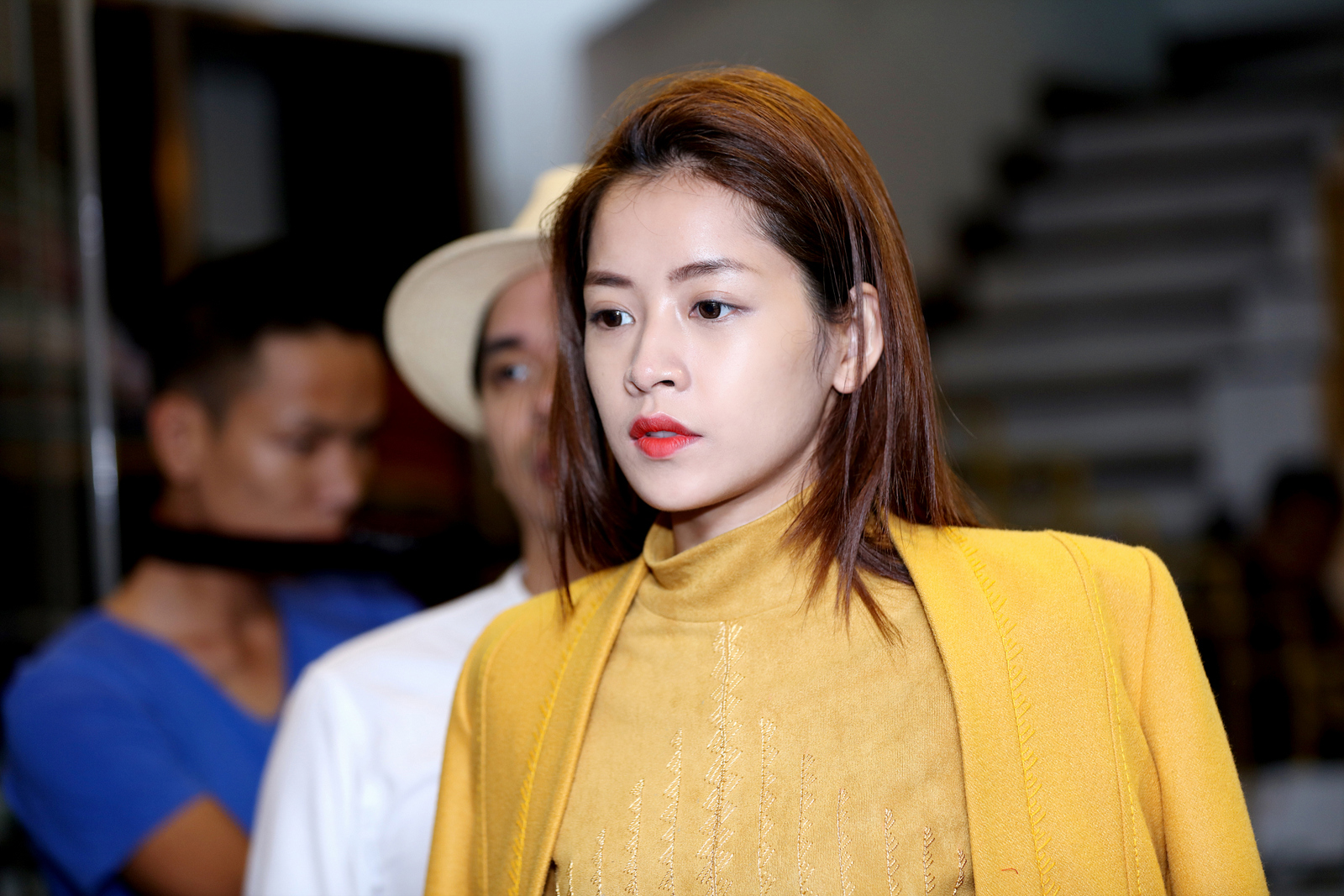 Tại Vietnam International Fashion Week Thu Đông 2016, Chi Pu được NTK Xuân Lê mời tham dự show diễn vào ngày 4/11. Để chuẩn bị cho sự kiện này, chiều qua (1/11), diễn viên phim 'Hương G'a đã đến showroom của NTK Xuân Lê thử một số trang phục.