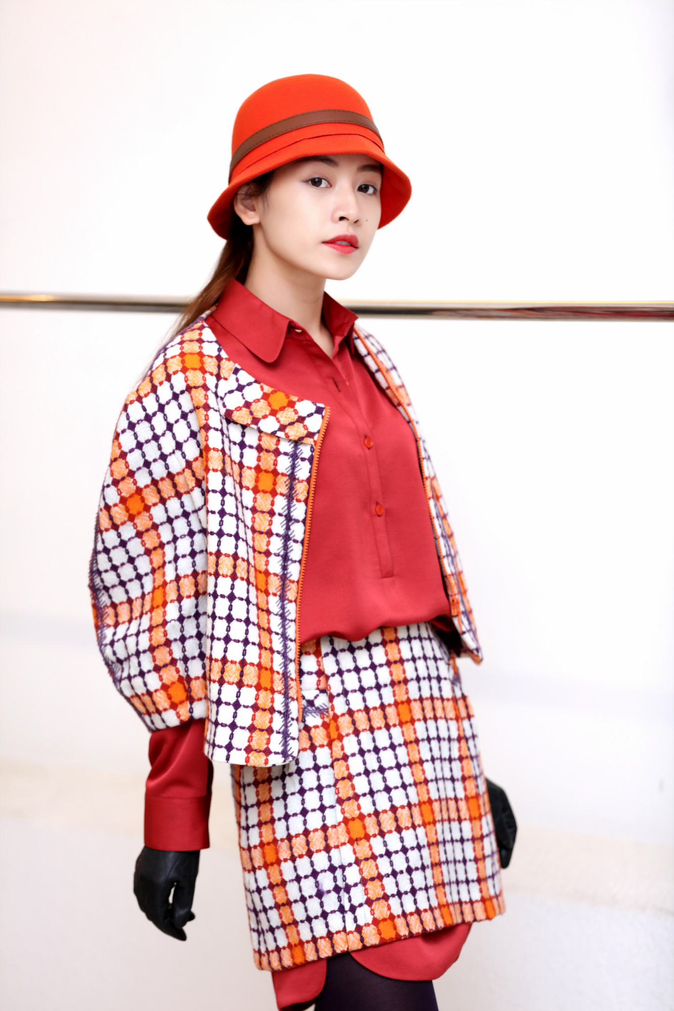 Nữ diễn viên mặc giản dị, tự trang điểm nhẹ nhàng vẫn rạng ngời, tươi tắn. Cô được NTK Xuân Lê cùng giám đốc sáng tạo Hà Đỗ chăm chút tỉ mỉ từ việc chọn style đồ ấn tượng đến mix phụ kiện khéo léo nhằm giúp Chi Pu trở nên nổi bật. Với lợi thế là gương mặt khả ái, vóc dáng thanh mảnh cùng thần thái sang trọng, khi khoác lên người bất cứ set đồ nào, nữ diễn viên 9X cũng rất xinh đẹp.