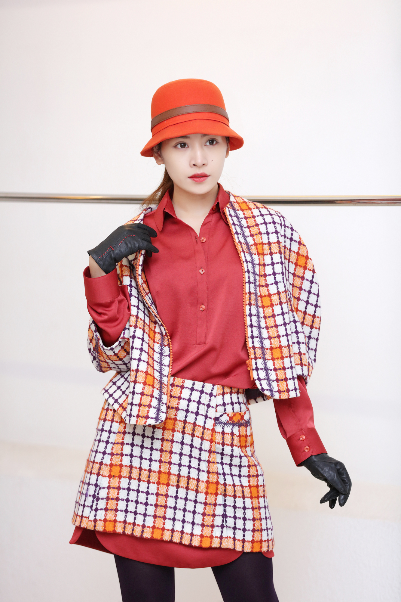 Về riêng NTK Xuân Lê, đây là lần đầu tiên chị tham gia Vietnam International Fashion Week Thu Đông 2016. Trong show diễn tối 4/11, NTK Xuân Lê sẽ giới thiệu đến giới mộ điệu bộ sưu tập 'Emo In Love' (Tâm trạng khi yêu). Bộ sưu tập được lấy cảm hứng từ những chuyến công tác tới Paris. Bộ sưu tập như một hành trình khám phá những tâm trạng của một người phụ nữ khi yêu.