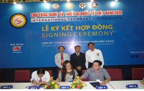 Lễ ký hợp đồng chuyển giao công nghệ dự án “ Mô hình khách sạn bóng đêm” tháng 10/2012