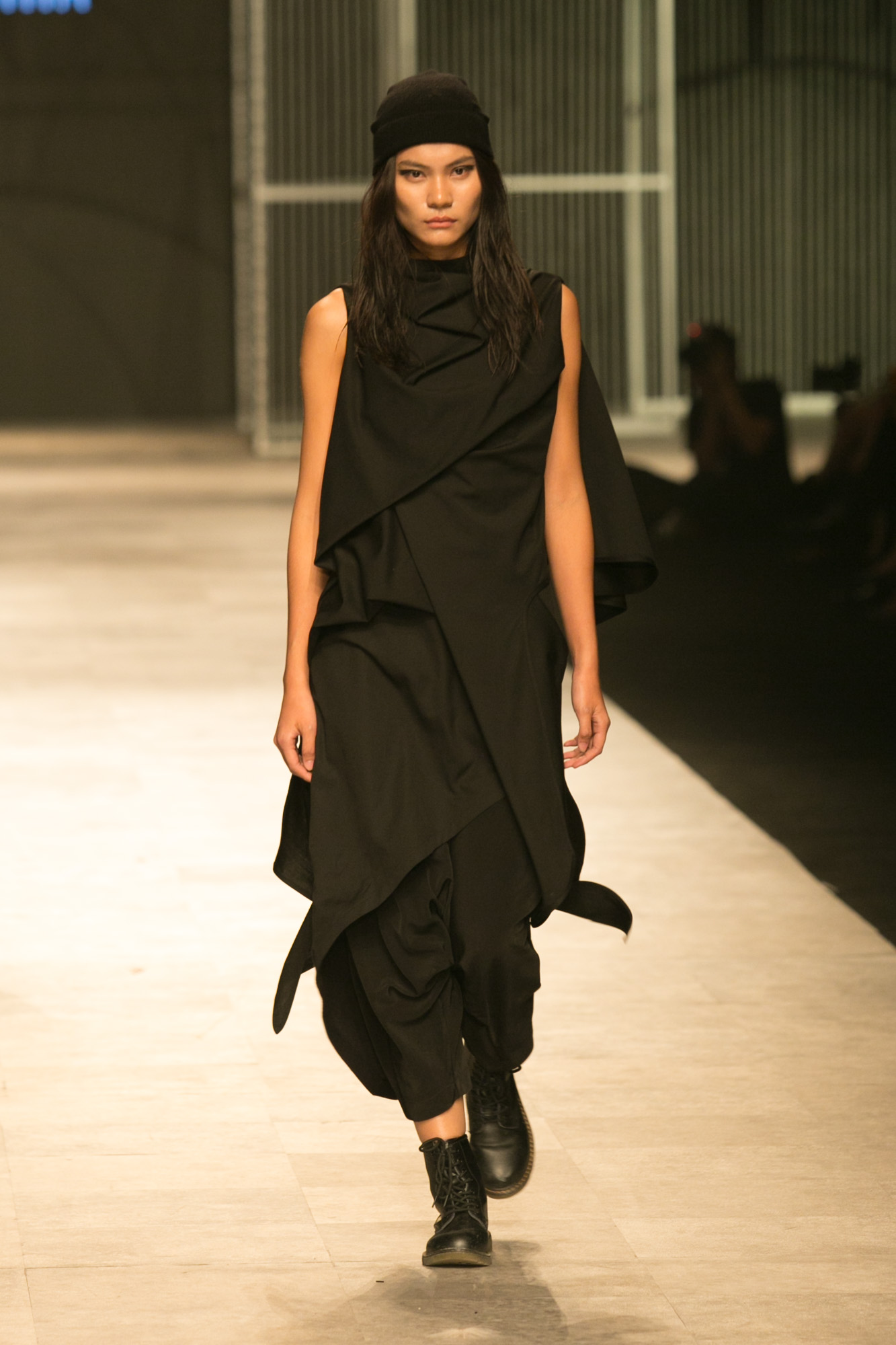 Với những bước catwalk tràn đầy năng lượng, mái tóc ướt hững hờ phủ trên gương mặt lạnh lung góc cạnh, và mặc trên mình những bộ cánh đơn màu cùng lớp cắt táo bạo