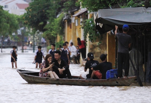 Nhiều đoàn khách thuê thuyền đi ngắm sông Hoài khi nước đang dâng cao. Đến 17h, chính quyền thành phố Hội An đã thông báo việc nhiều thủy điện dự kiến tiếp tục xả lũ, đề nghị người dân chủ động sơ tán tài sản, đồng thời không được vận tải chở khách trên sông. Chiều tối, có người vẫn thuê thuyền nhỏ chèo ngay giữa lòng đường Bạch Đằng dạo chơi. Trong khi đó, nhiều học sinh tan học cùng nhau lội nước về nhà.