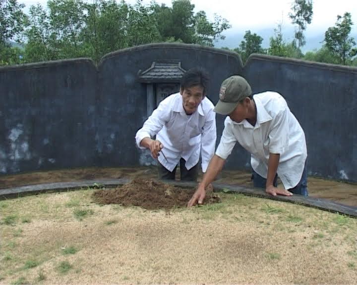 Người dân xã Lộc Thủy bức xúc khi phát hiện hàng loạt ngôi mộ của người thân bỗng nhiên bị đóng hàng chục chiếc đinh vào phía đầu phần mộ.
