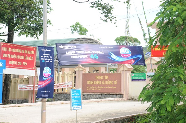 Băng rôn trên đường phố
