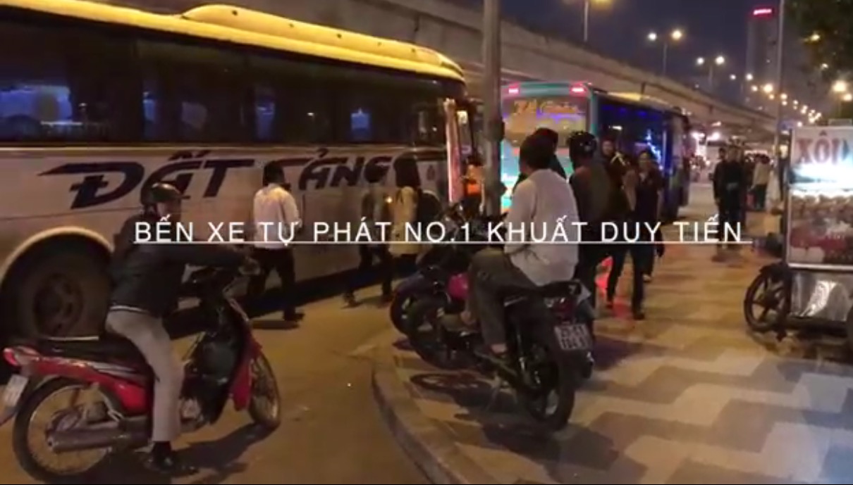 Ai làm ngơ để bến xe tự phát tại số 289 Khuất Duy Tiến tồn tại?