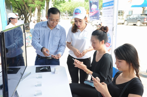 Trước khi lễ khai trương diễn ra, có rất nhiều khách tham quan tò mò trải nghiệm dịch vụ