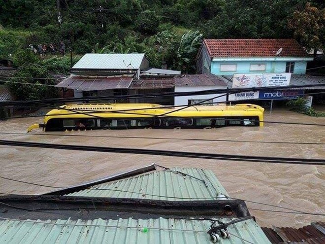 Lũ cuốn trôi phó chủ tịch huyện khi đi cứu hộ ở Phú Yên
