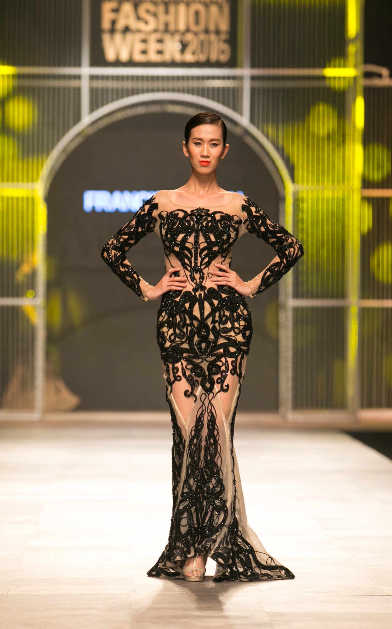 Trong tiếng nhạc du dương và mờ ảo, những cô gái của Francis Libiran lần lượt xuất hiện trong những chiếc váy đầm sang trọng, mang lại cảm giác như lạc vào một khu rừng ngập tràn hoa hậu đang độ đẹp nhất. Những thiết kế đính đá lấp lánh cùng kĩ thuật dập lỗ, dựng khối đầy tinh xảo đã mang lại cho những người mẫu nữ vẻ đẹp vô cùng quyến rũ, quý phái.
