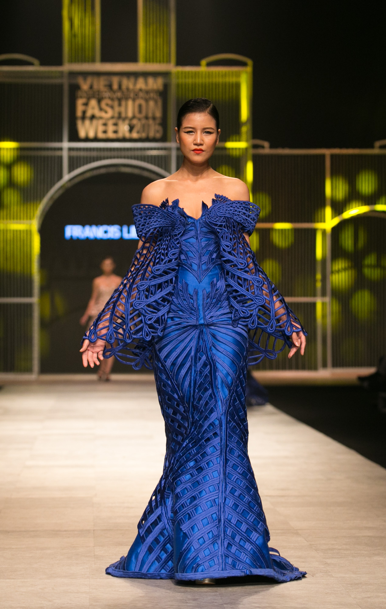 Trái ngược với những cá tính, ồn ào như những thiết kế của Devon Nguyễn by Devon London, Art Deco by Francis Libiran Collection dịu dàng và quyến rũ đến bất ngờ. Những trang phục đầm dạ hội lướt nhẹ nhàng trên sàn diễn trong những thanh âm cổ điển cuốn người xem vào thế giới của mộng mị. 