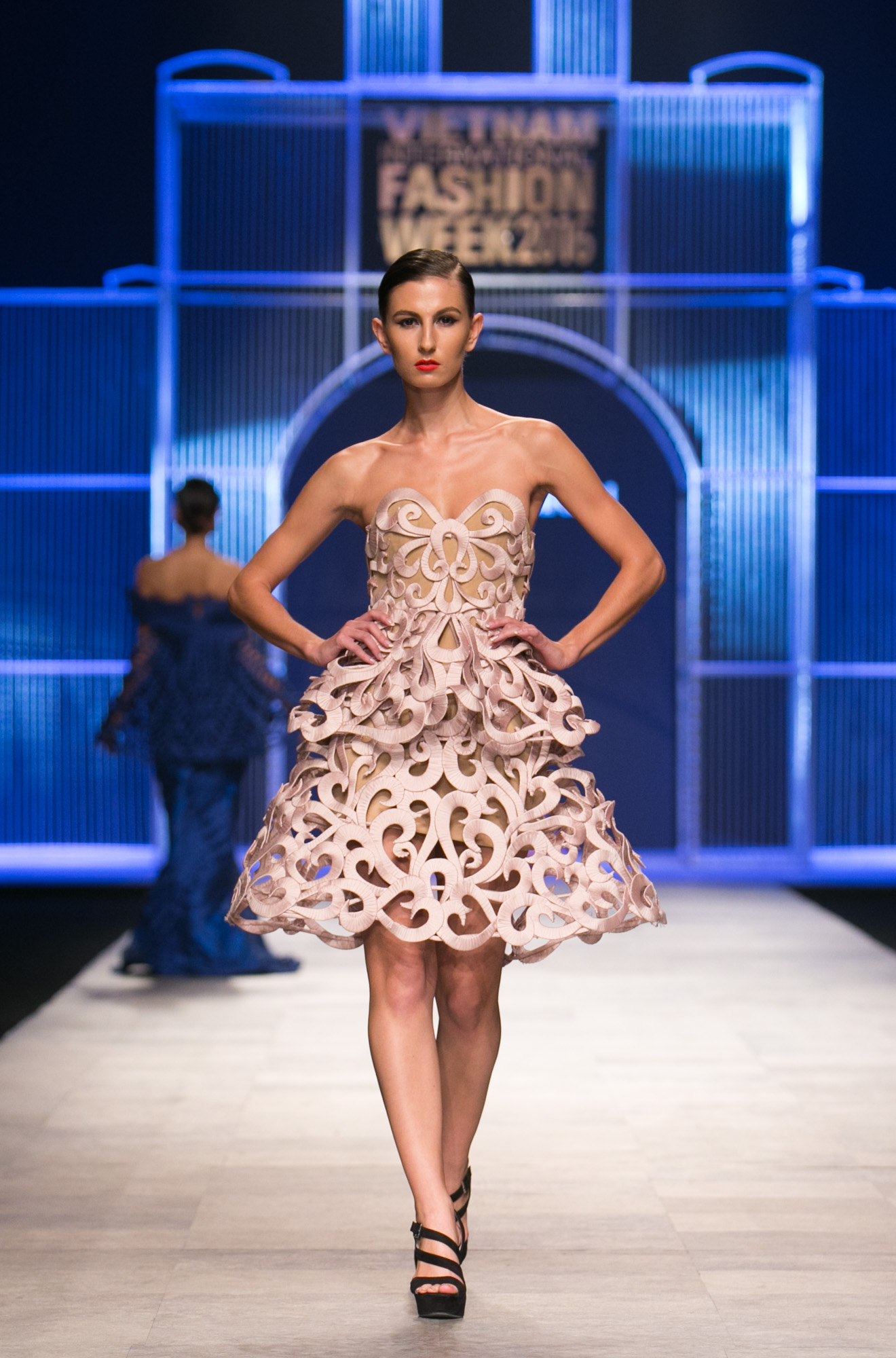Với Art Deco Collection, Francis Libiran dường như đã chứng minh tài nghệ của mình với những đường xếp vải, các nếp cắt tinh tế đầy nghệ thuật.