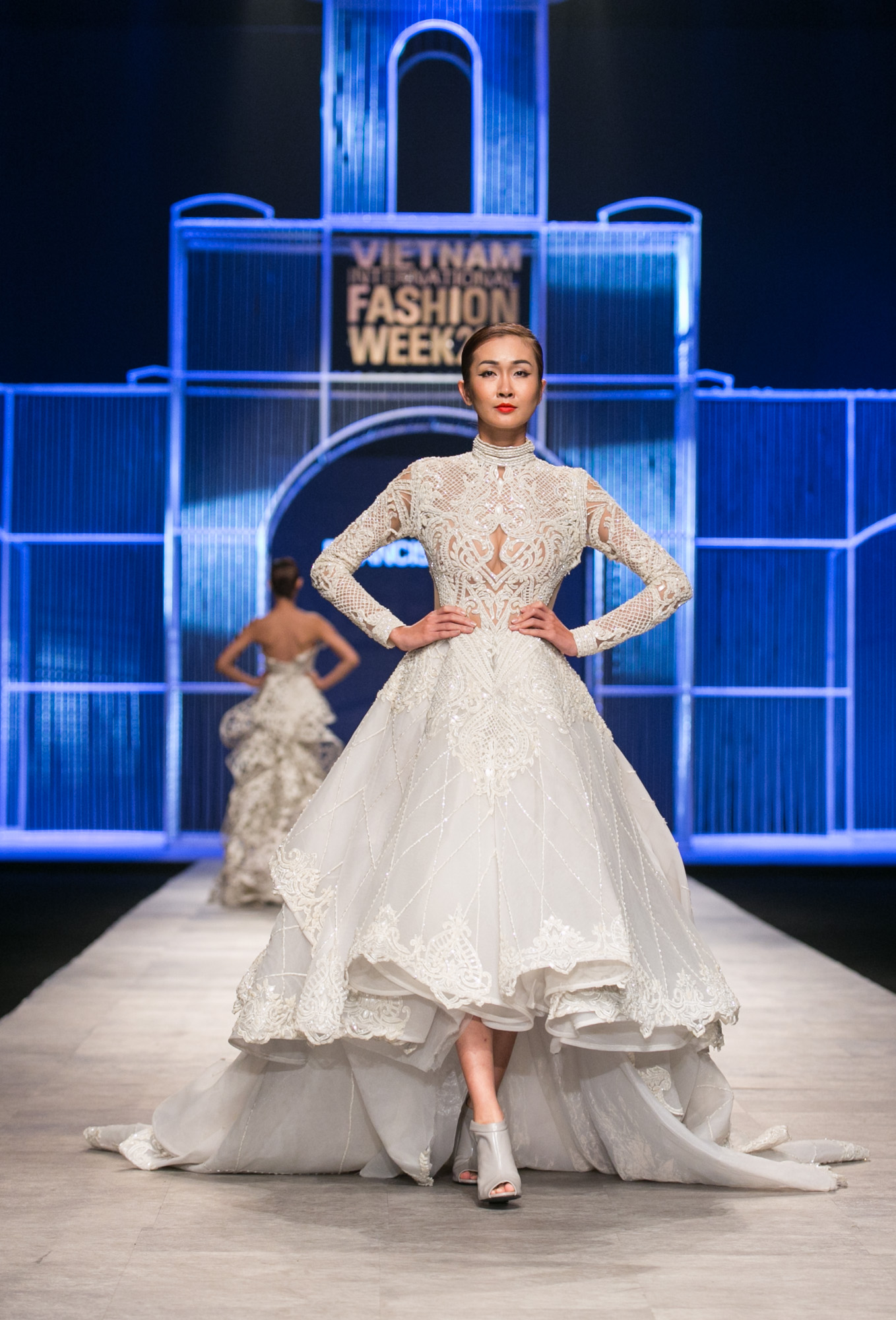  Art Deco by Francis Libiran Collection cũng là BST được Francis Libiran giới thiệu ở nhiều nước trên thế giới và nhận được những phản hồi tích cực. Tuy nhiên, khi đến với Vietnam International Fashion Week Thu Đông 2016, ông không khỏi lo lắng khi từng được chứng kiến những tài năng của làng thiết kế Việt Nam. 