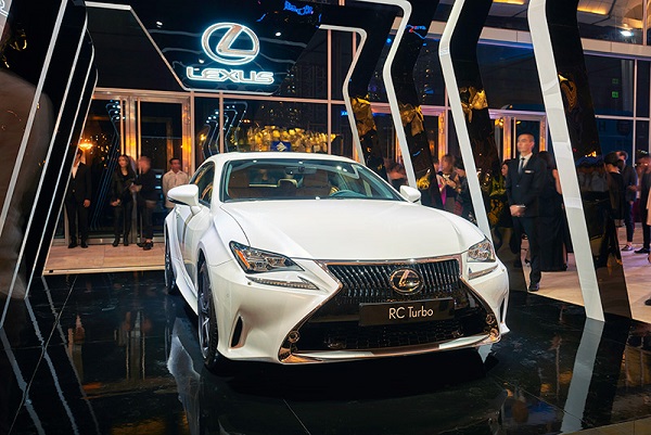 Lexus RC Turbo xuất hiện tại Tuần lễ thời trang 2016