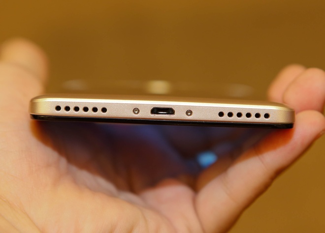 Với kích thước lớn, phablet này có pin dung lượng lên đến 4.000 mAh và tính năng sạc nhanh.
