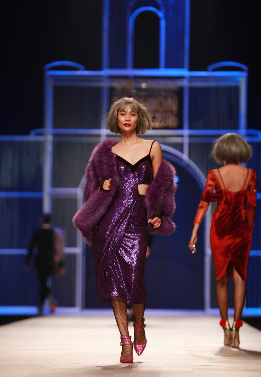 Lần đầu tham gia Vietnam International Fashion Week, NTK Xuân Lê đã mang đến bộ sưu tập Emo In Love (Tâm trạng khi yêu), được lấy cảm hứng từ những trạng thái đa cảm xúc của người phụ nữ khi yêu, có vui buồn, hờn giận, ghen tuông. Để thể hiện những cảm xúc ấy, bảng màu Thu Đông năm nay của Xuân Lê đầy đủ cả gam nóng lẫn lạnh. Đó là màu tím ghen tuông, màu đỏ nóng bỏng, xanh lục bảo, xanh ngọc lạnh lùng, cam tươi trẻ trung, hồn nhiên và yêu đời, rồi vàng mù tạt ấm áp... 