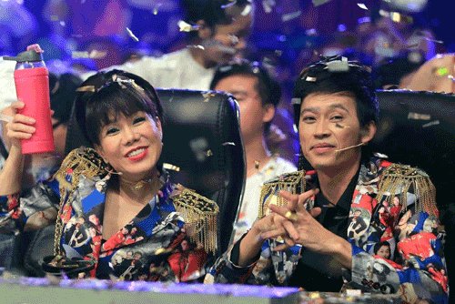 Việt Hương và Hoài Linh thường xuyên có những màn ‘tung hứng’ ăn ý trên ghế nóng các chương trình thực tế. Tài năng của Việt Hương với sự trợ giúp của đàn anh đã mang lại cho chị số tiền thù lao ‘kếch xù’