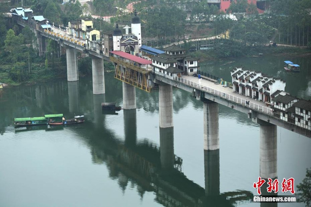 Cây cầu kỳ lạ với dãy nhà cửa bên trên
