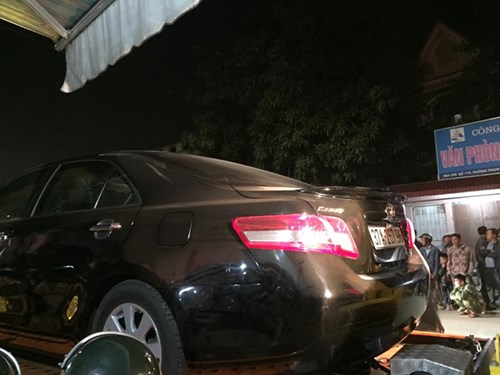  Đến 21h cùng ngày lực công an đã cẩu đưa những xe tô tô tang vật về trụ sở CATP Vinh tiếp tục điều tra làm rõ. Hiện số đối tượng tham gia đánh bạc cũng như số tiền trong vụ việc vẫn chưa được tiết lộ.