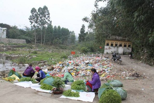 Một bãi rác lớn ngay cạnh khu vực người dân đang bán hàng. Ảnh: Facebook N.M.H.